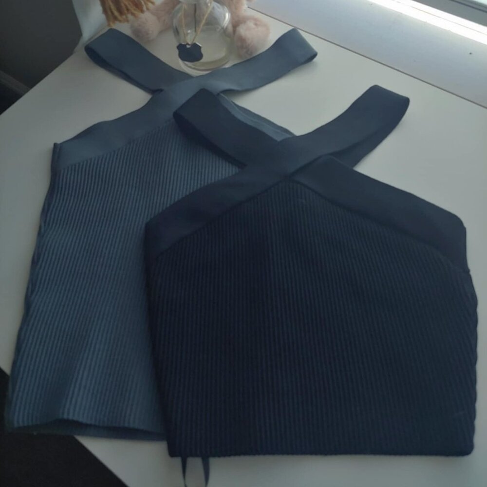 Aritzia sculped knit ribbed criss cross Aritzia flattering tops xs